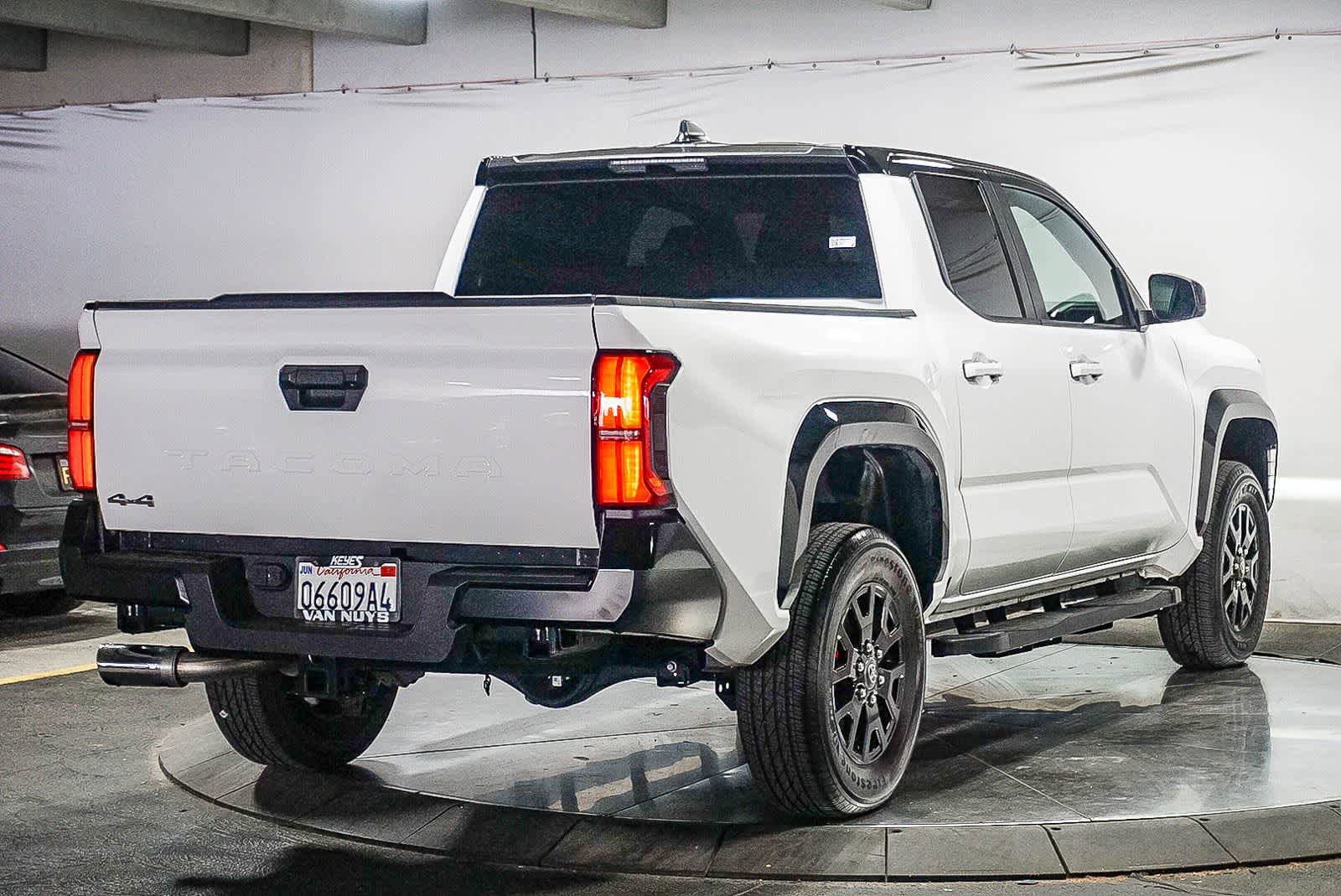 Certified 2024 Toyota Tacoma SR5 AWD/4WD image 11