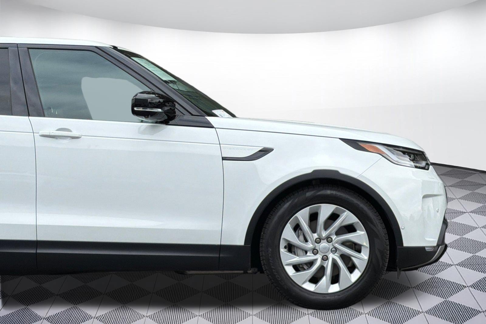 Certified 2025 Land Rover Discovery S AWD/4WD image 37