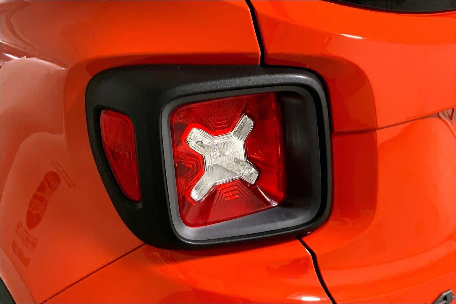 Used 2016 Jeep Renegade Trailhawk w/ Premium Trailhawk Package AWD/4WD image 27