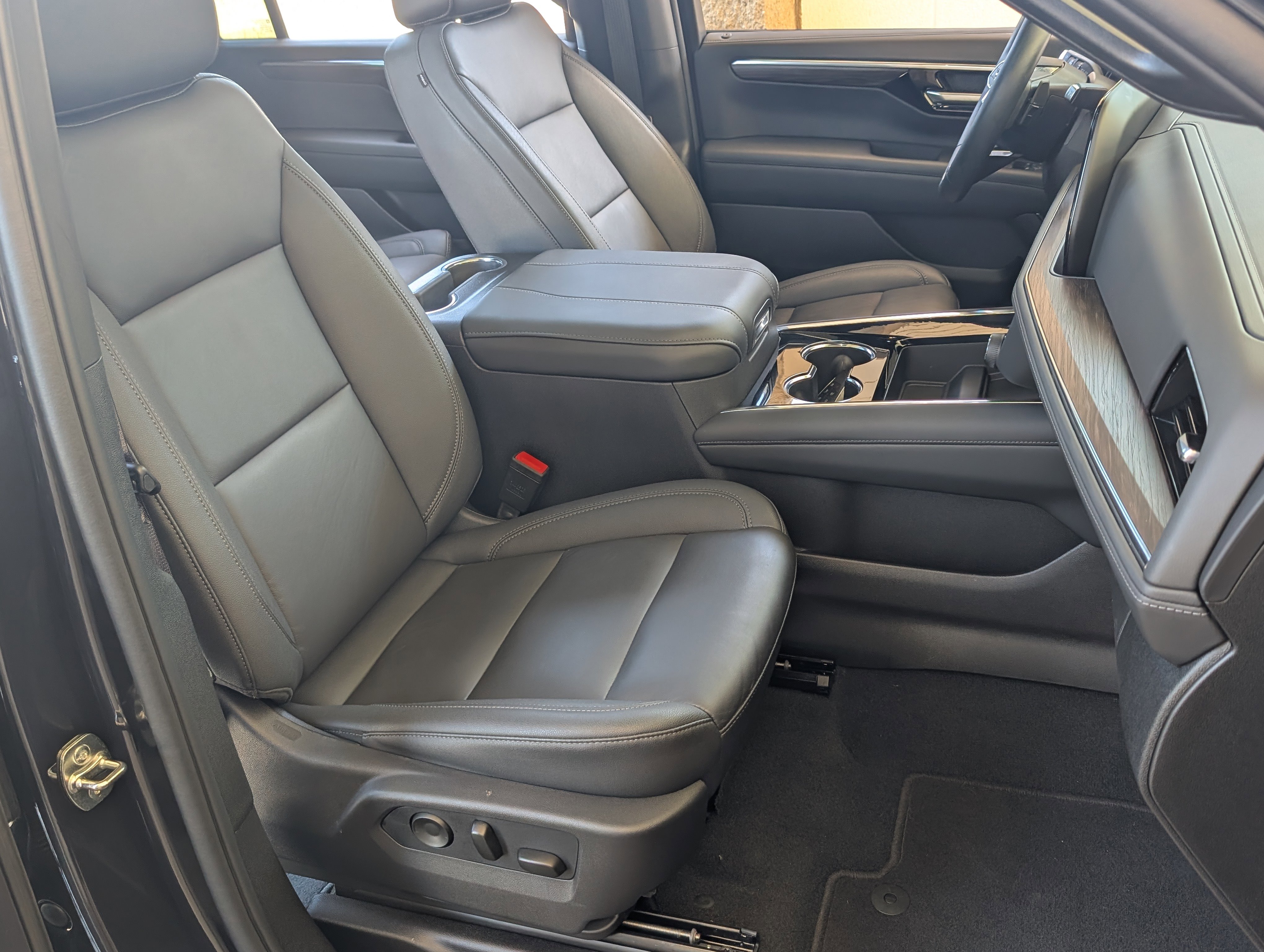 Used 2026 Chevrolet Suburban Z71 w/ Comfort Package AWD/4WD image 25