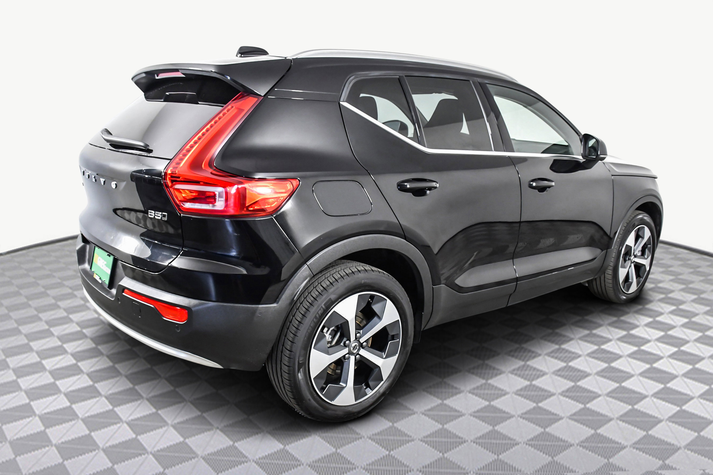 Used 2025 Volvo XC40 B5 Plus image 8