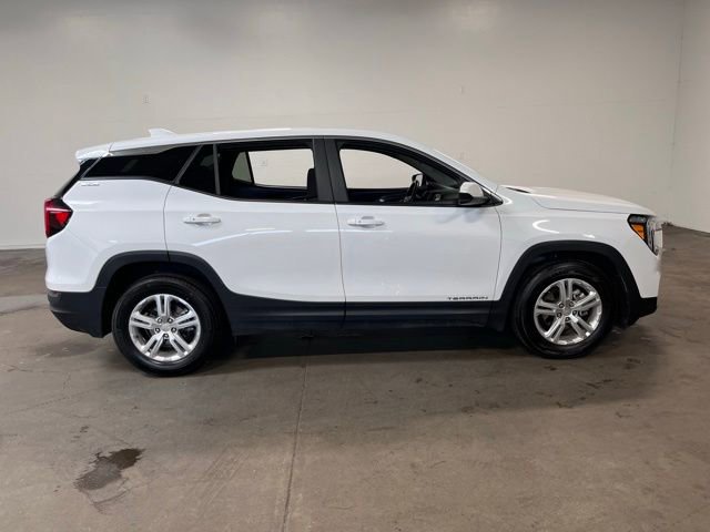 Used 2024 GMC Terrain SLE image 2