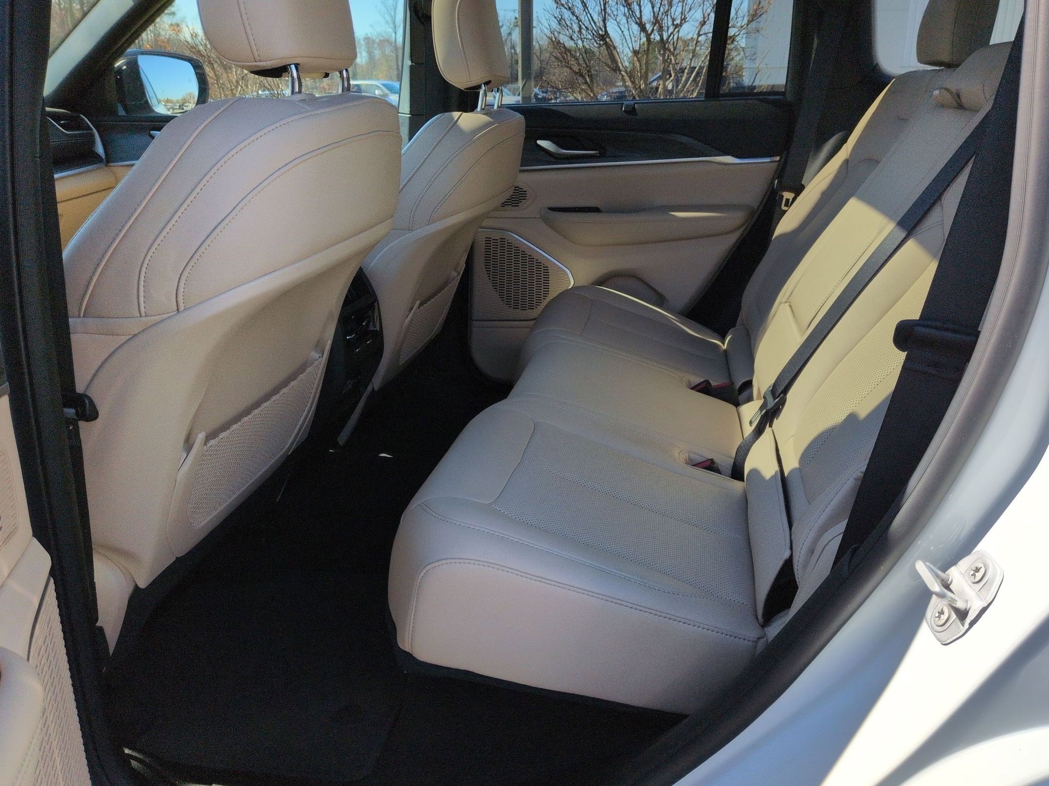 Used 2024 Jeep Grand Cherokee Limited w/ Luxury Tech Group II image 15