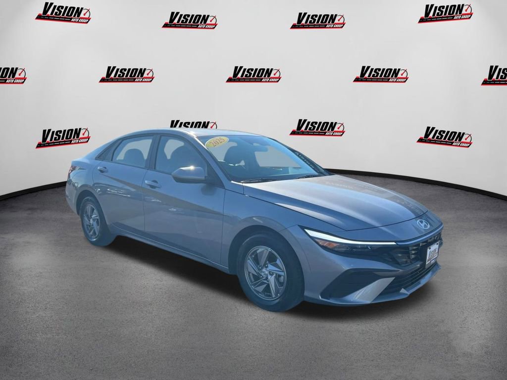 Certified 2025 Hyundai Elantra SE image 3