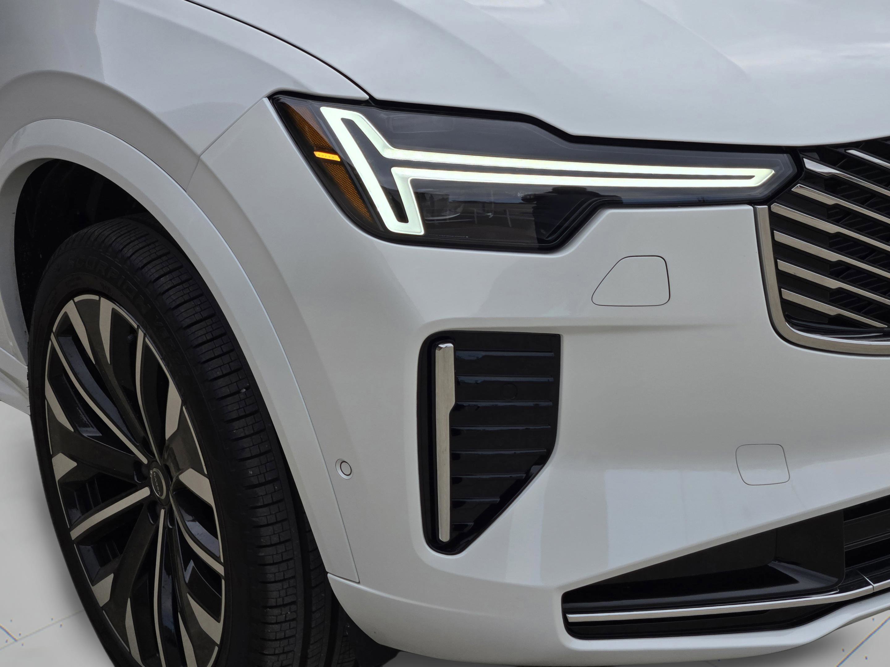 Used 2026 Volvo XC90 B5 Plus w/ Protection Package Premier image 32