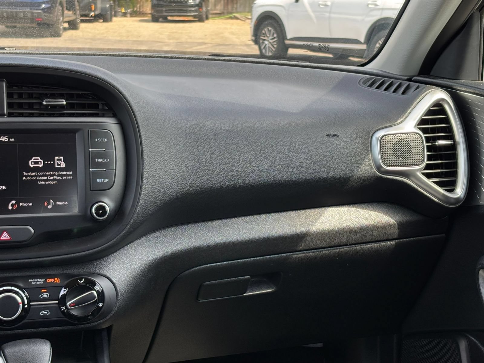 Used 2025 Kia Soul LX w/ LX Technology Package FWD image 32