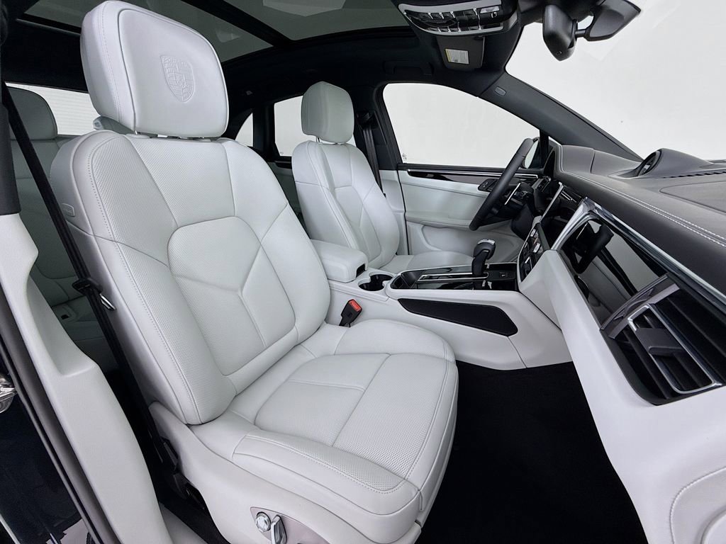 New 2026 Porsche Macan Turbo image 33