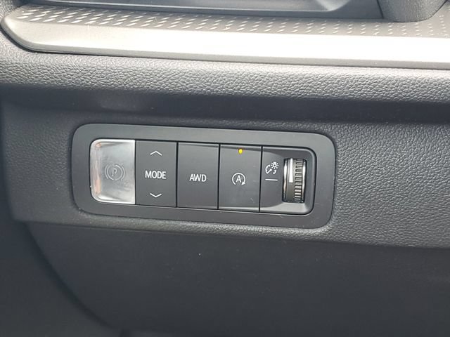 Certified 2025 Chevrolet Traverse LT w/ Sun and Wheel Package AWD/4WD image 19