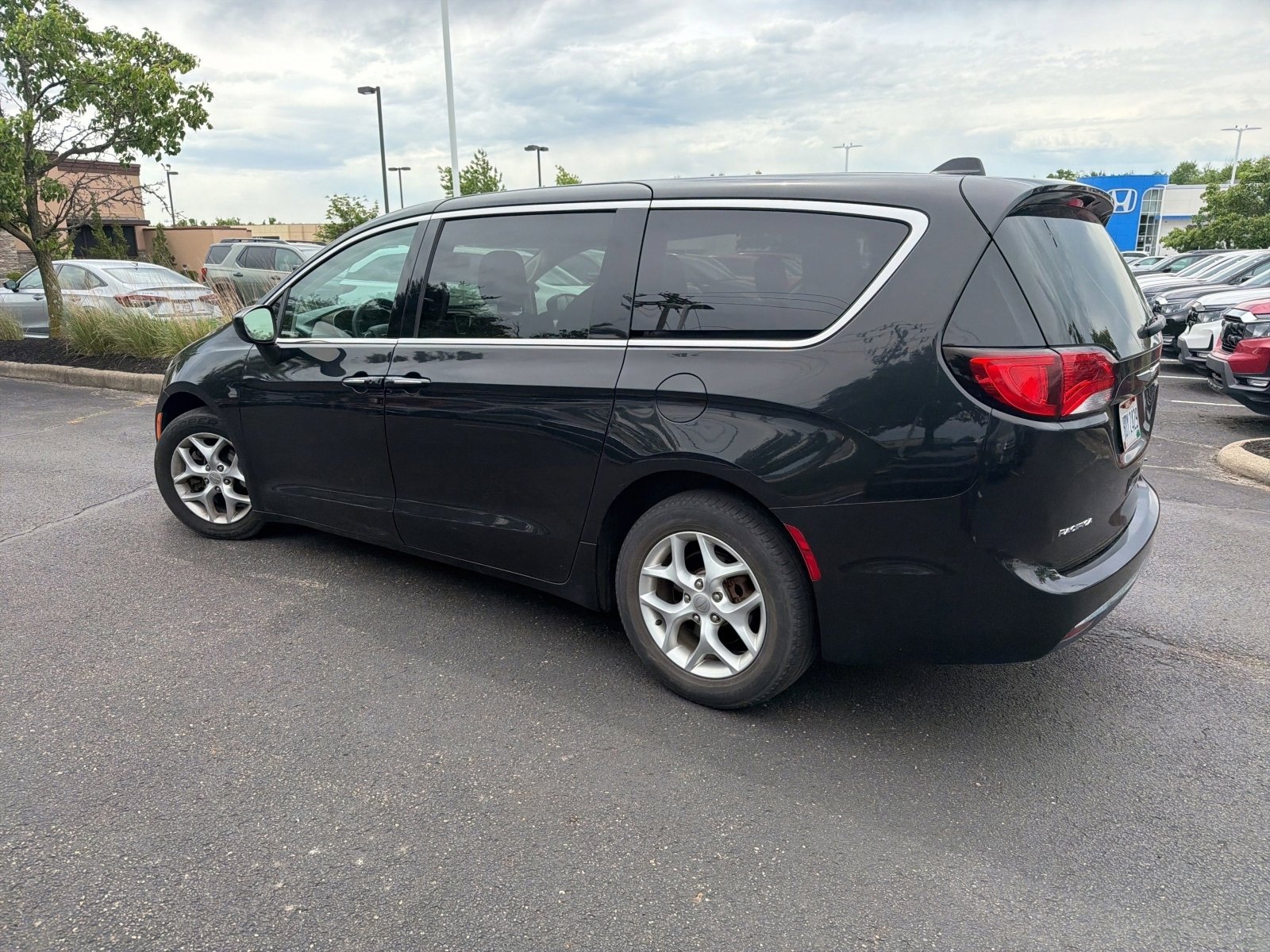 Used 2017 Chrysler Pacifica Touring Plus w/ Tire & Wheel Group FWD image 13