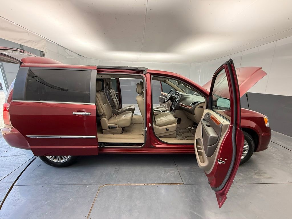 Used 2016 Chrysler Town & Country Touring-L image 18