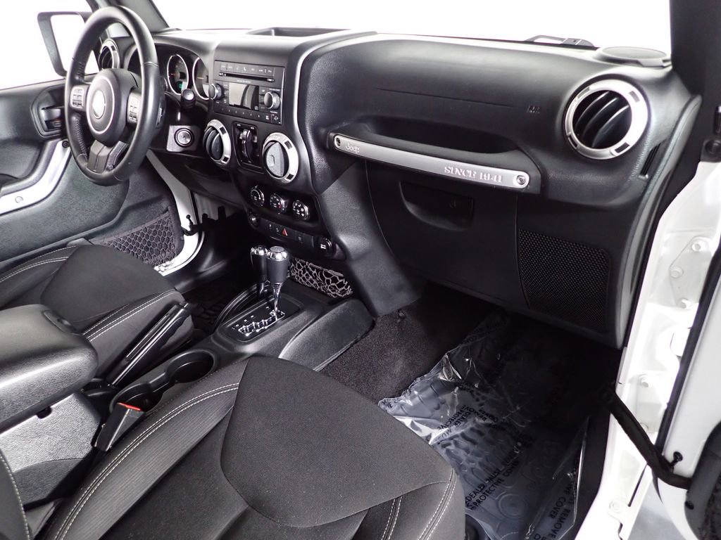 Used 2016 Jeep Wrangler Unlimited Sahara w/ Connectivity Group AWD/4WD image 34