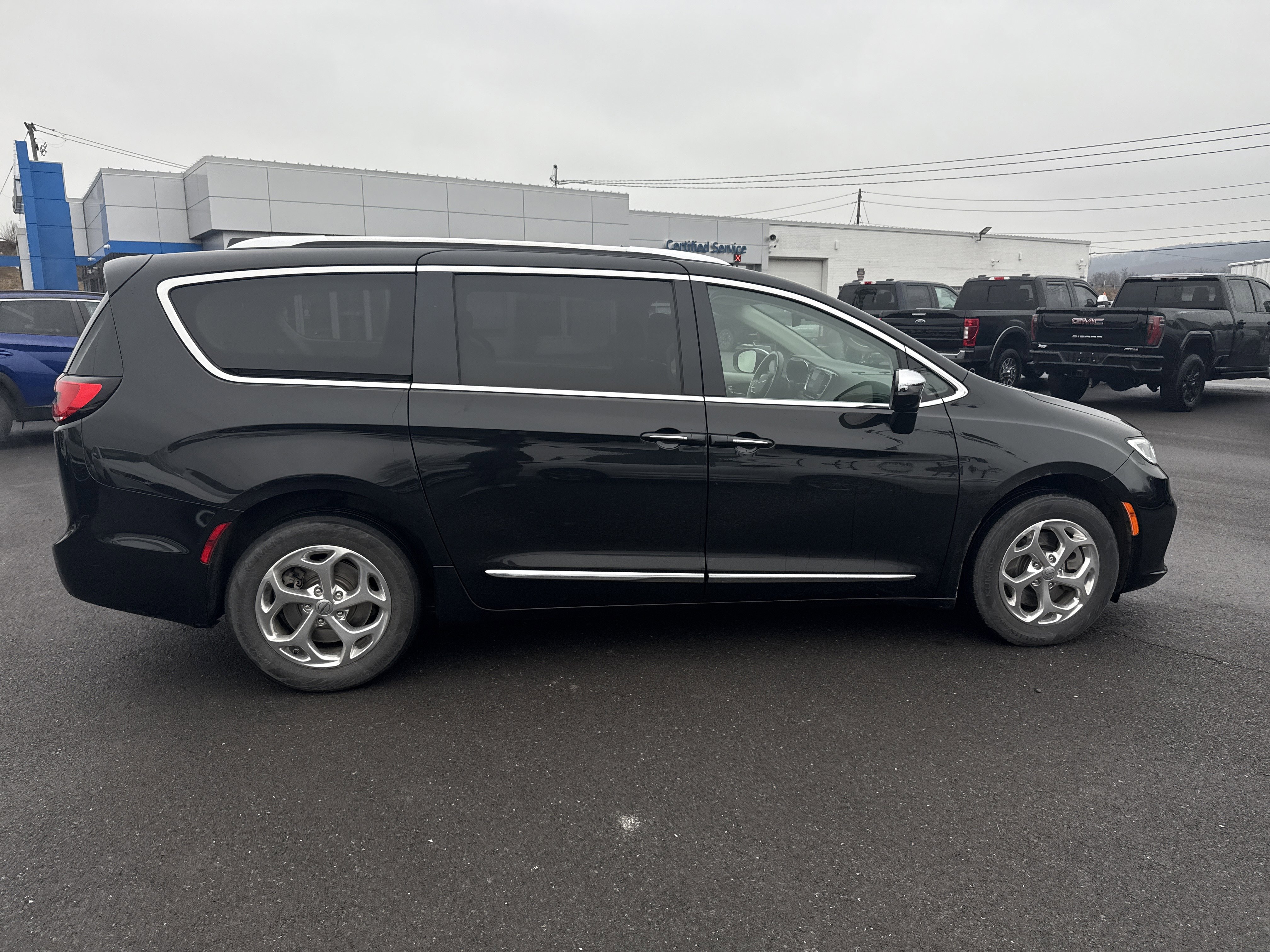 Used 2021 Chrysler Pacifica Limited image 2