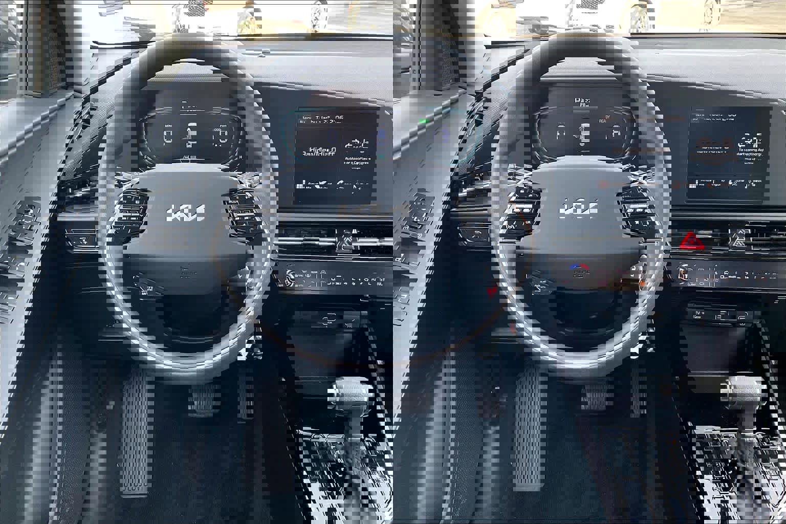 Used 2024 Kia Niro LX image 6