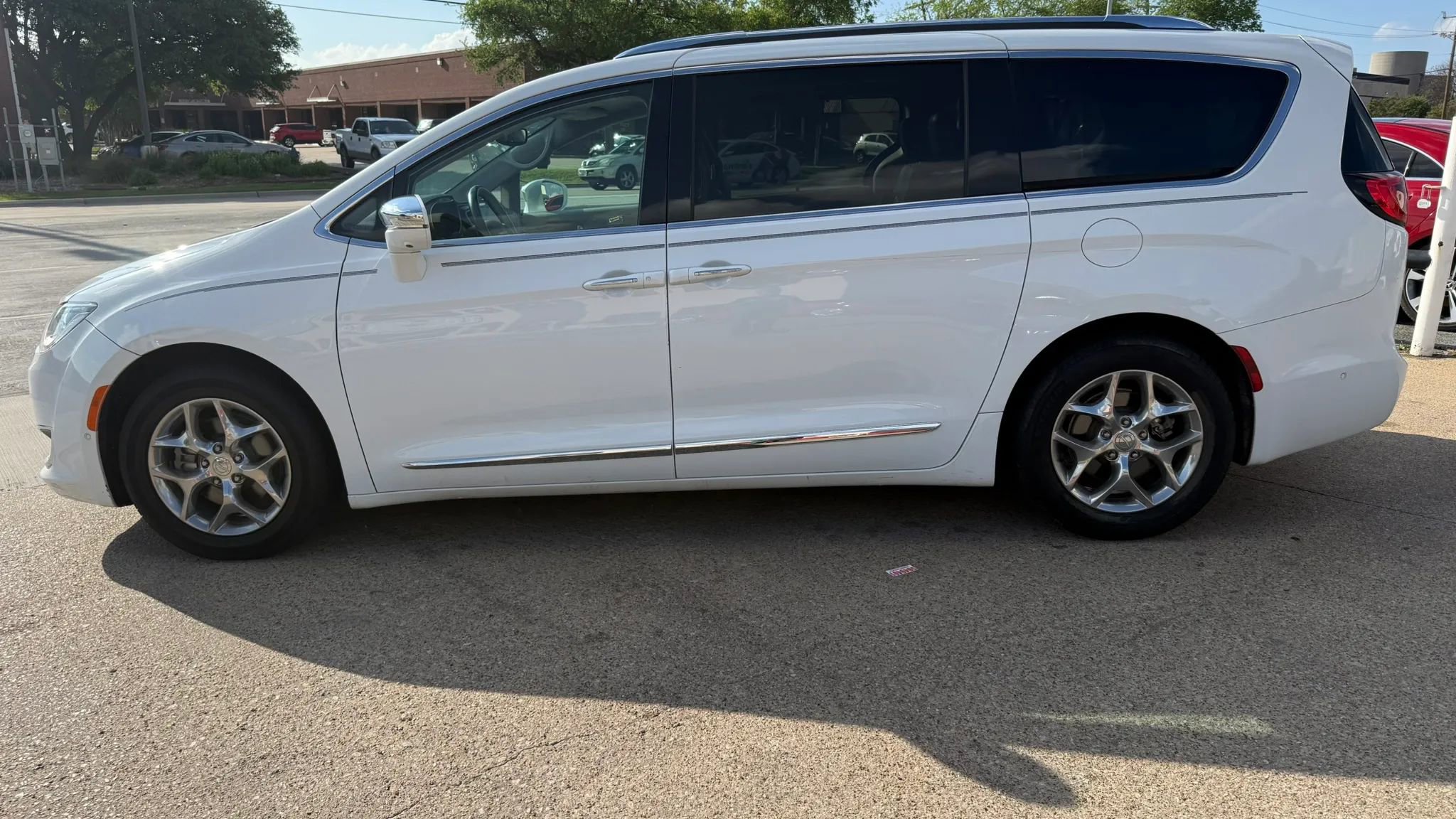 Used 2018 Chrysler Pacifica Limited image 2
