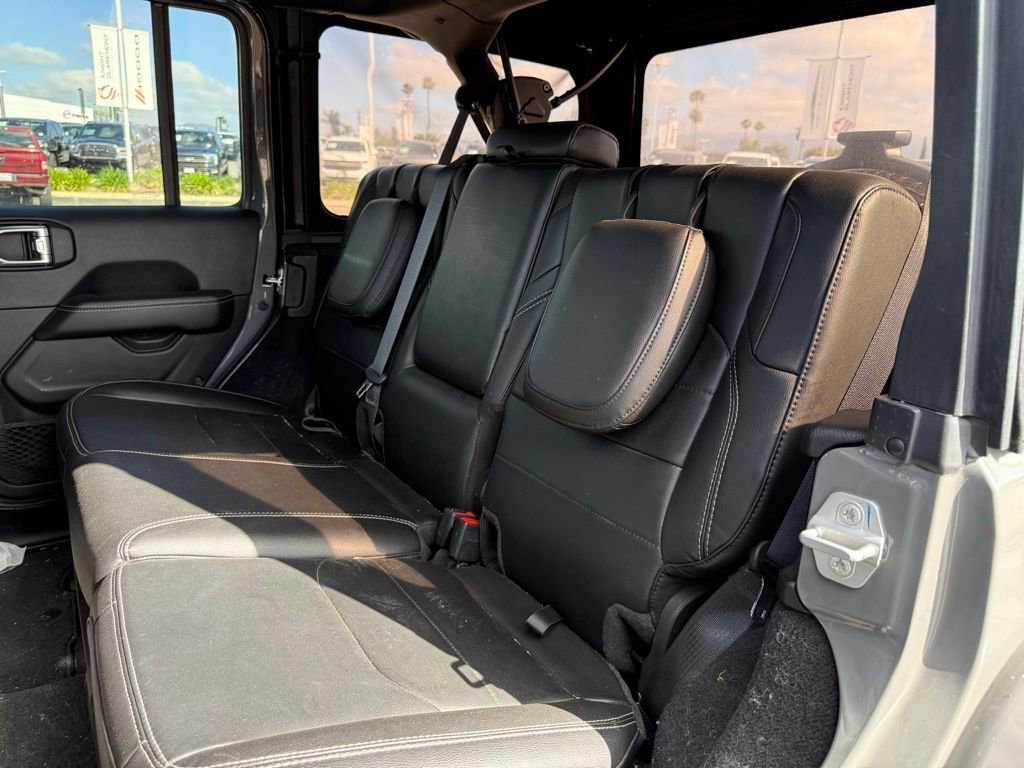 Used 2023 Jeep Wrangler Unlimited Sahara AWD/4WD image 4