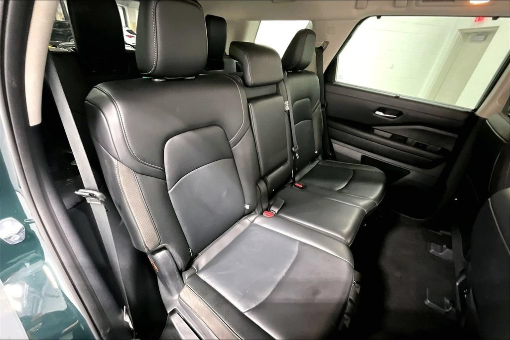 Used 2025 Nissan Pathfinder SL FWD image 32