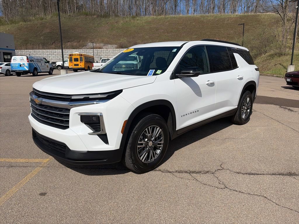 Used 2026 Chevrolet Traverse LT image 1