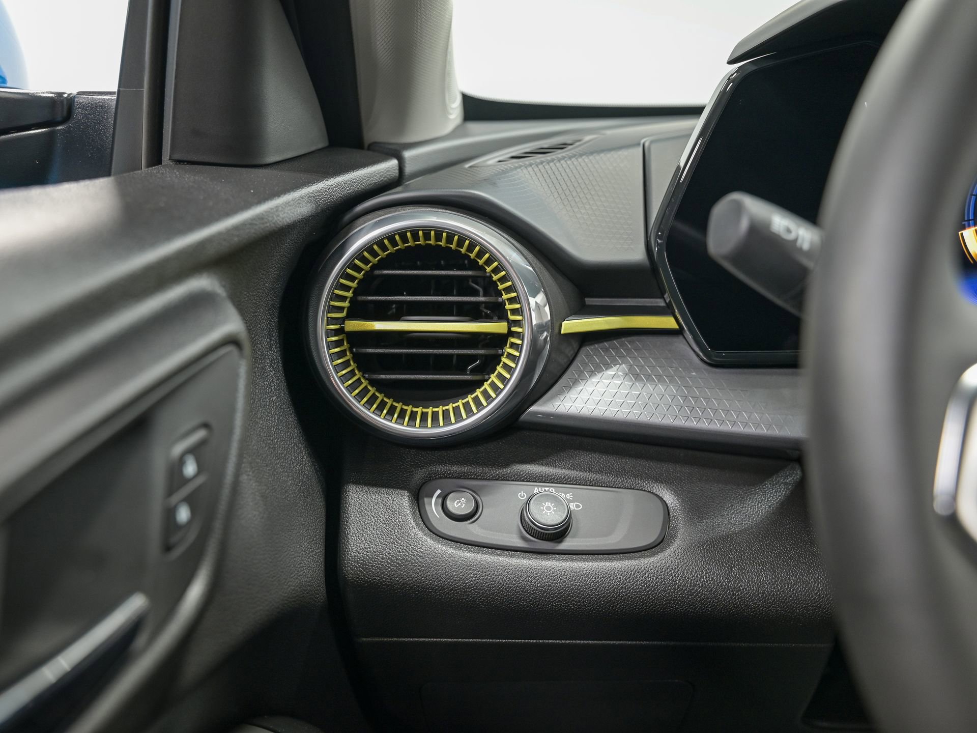 Used 2025 Chevrolet Trax LT w/ LT Convenience Package image 17