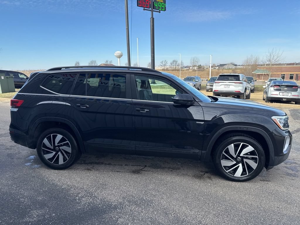 Used 2025 Volkswagen Atlas SE AWD/4WD image 4