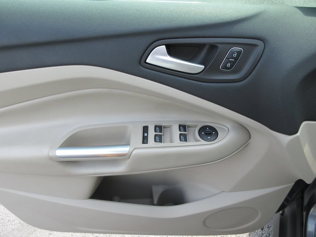 Used 2017 Ford C-MAX Energi Titanium w/ Equipment Group 501A FWD image 22