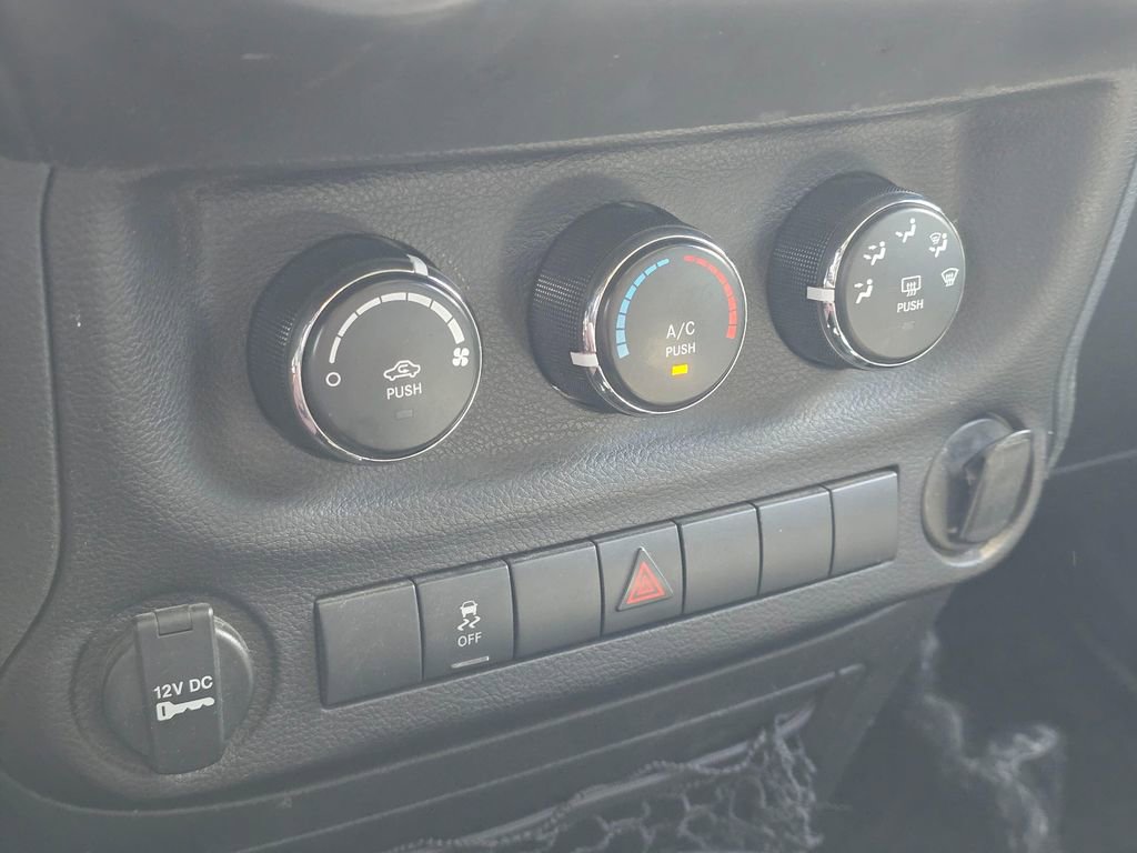 Used 2018 Jeep Wrangler Sport w/ Connectivity Group AWD/4WD image 15