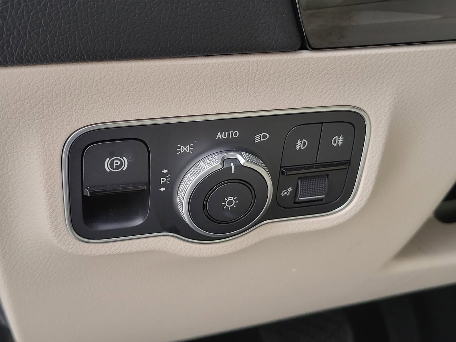 Used 2022 Mercedes-Benz GLA 250 4MATIC w/ Premium Package image 17