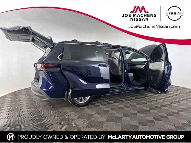Used 2025 Toyota Sienna LE image 14