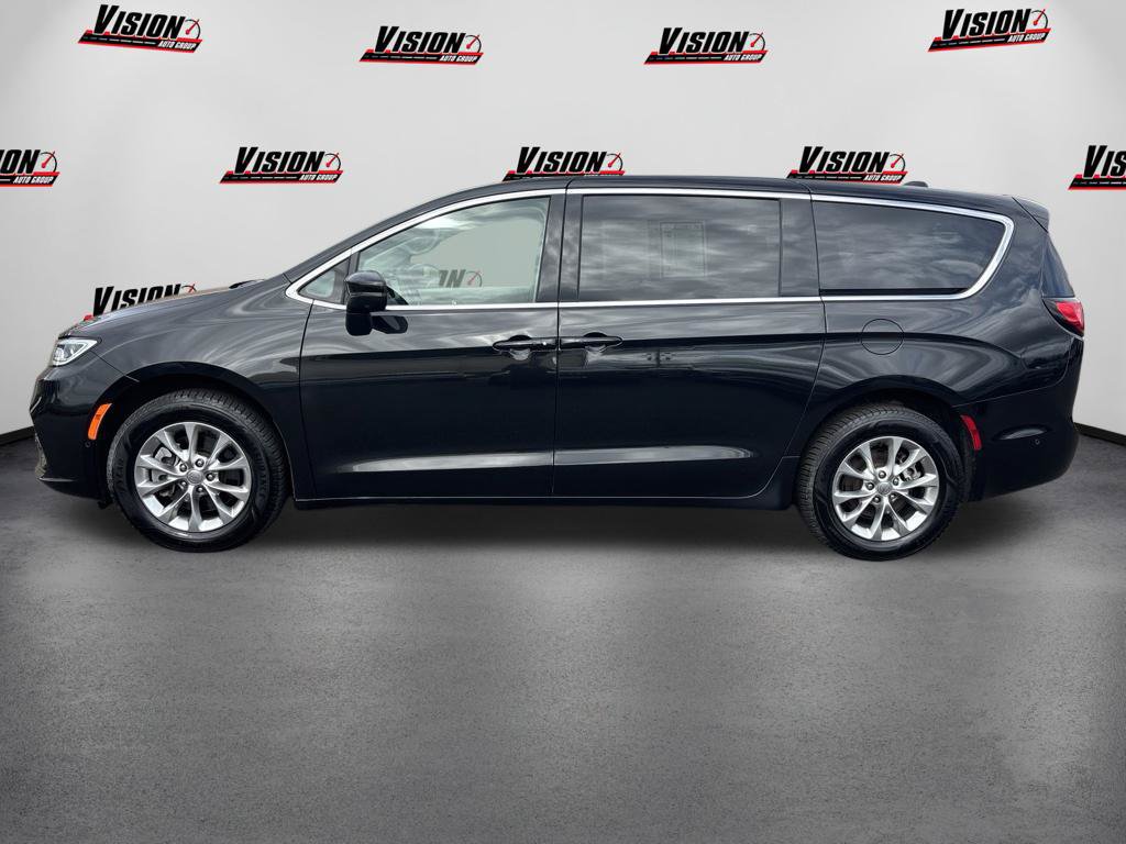 Used 2023 Chrysler Pacifica Touring-L AWD/4WD image 2