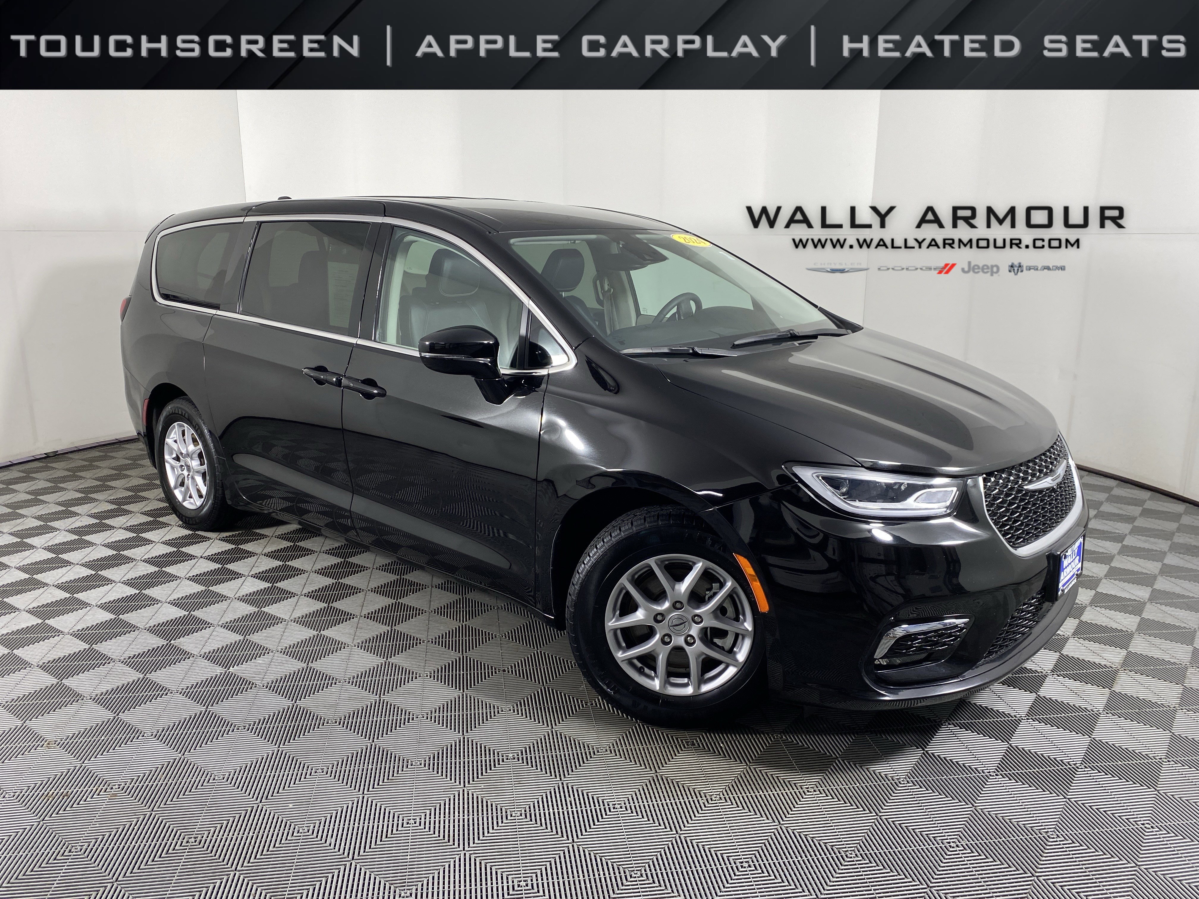 Used 2024 Chrysler Pacifica Touring-L image 1