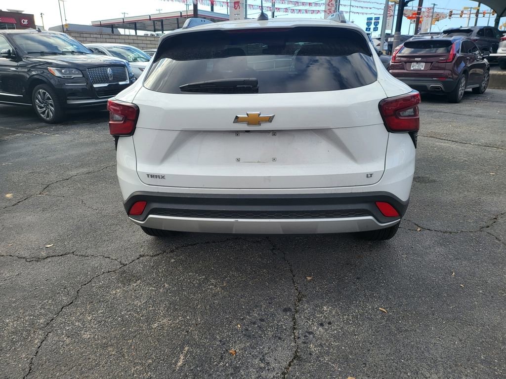 Used 2025 Chevrolet Trax LT w/ LT Convenience Package image 13
