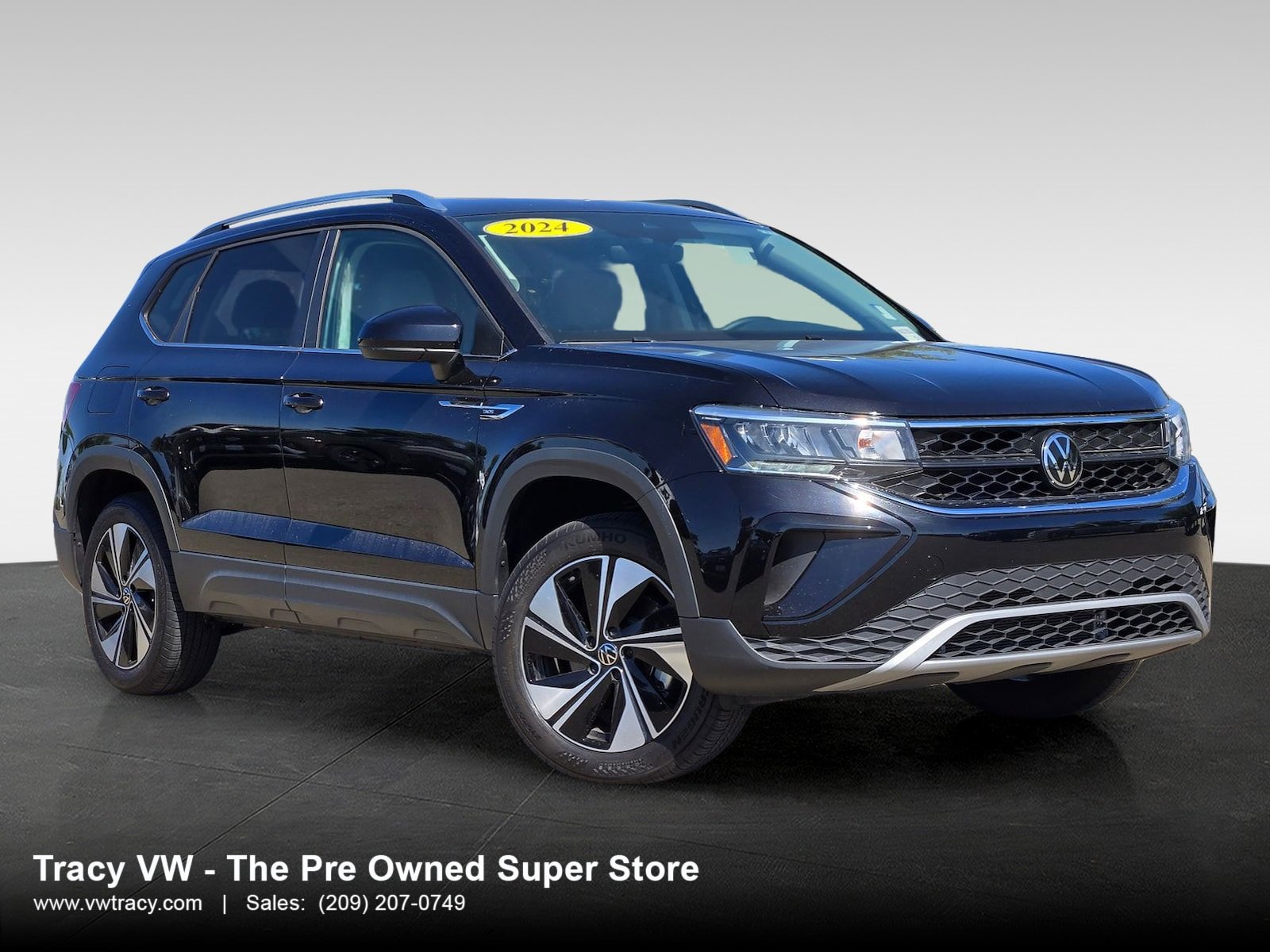 Used 2024 Volkswagen Taos SE w/ Panoramic Sunroof Package