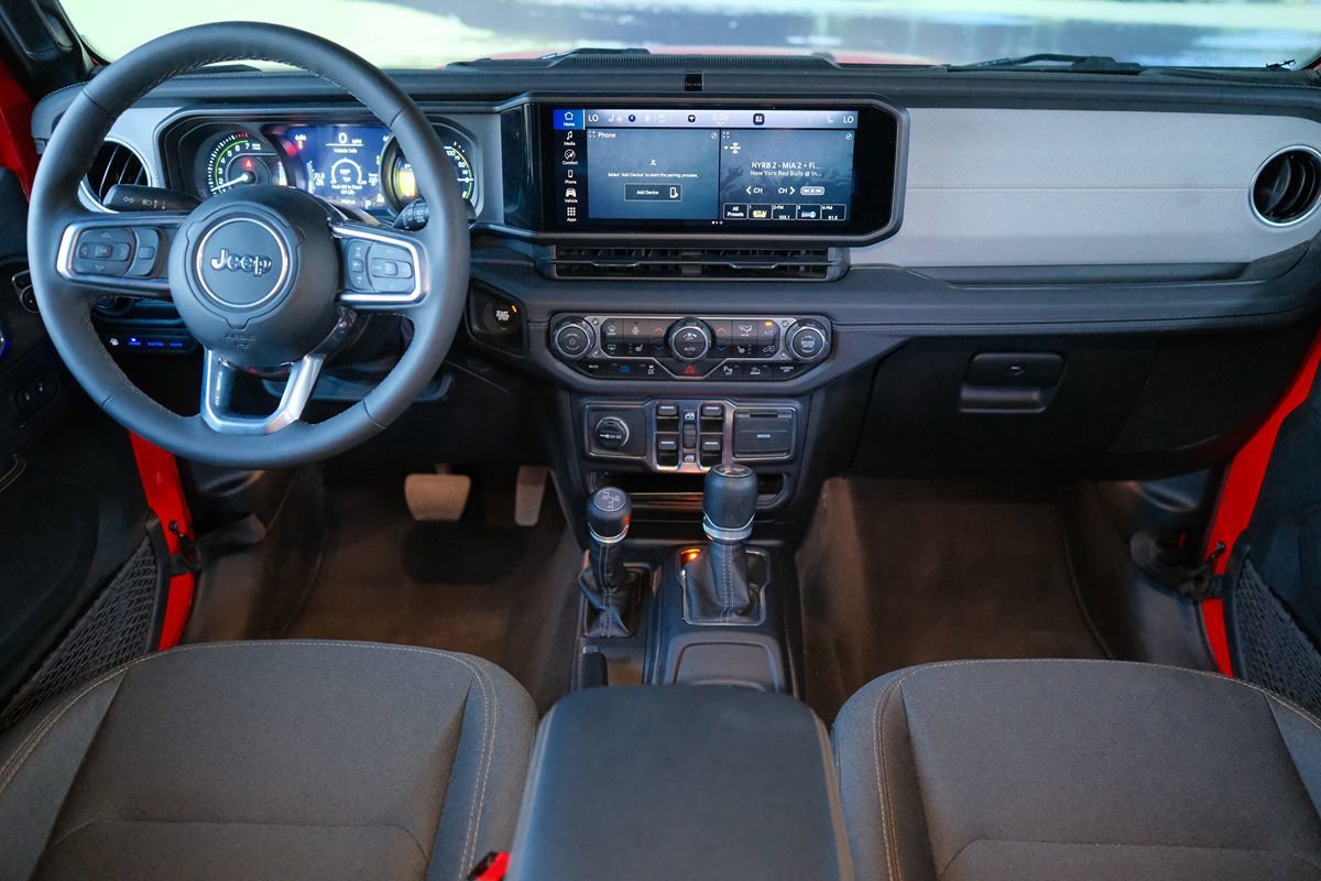 Used 2025 Jeep Wrangler Sahara w/ Safety Group image 17