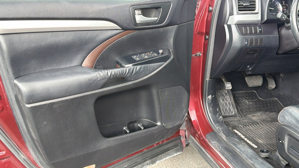 Used 2014 Toyota Highlander XLE AWD/4WD image 23