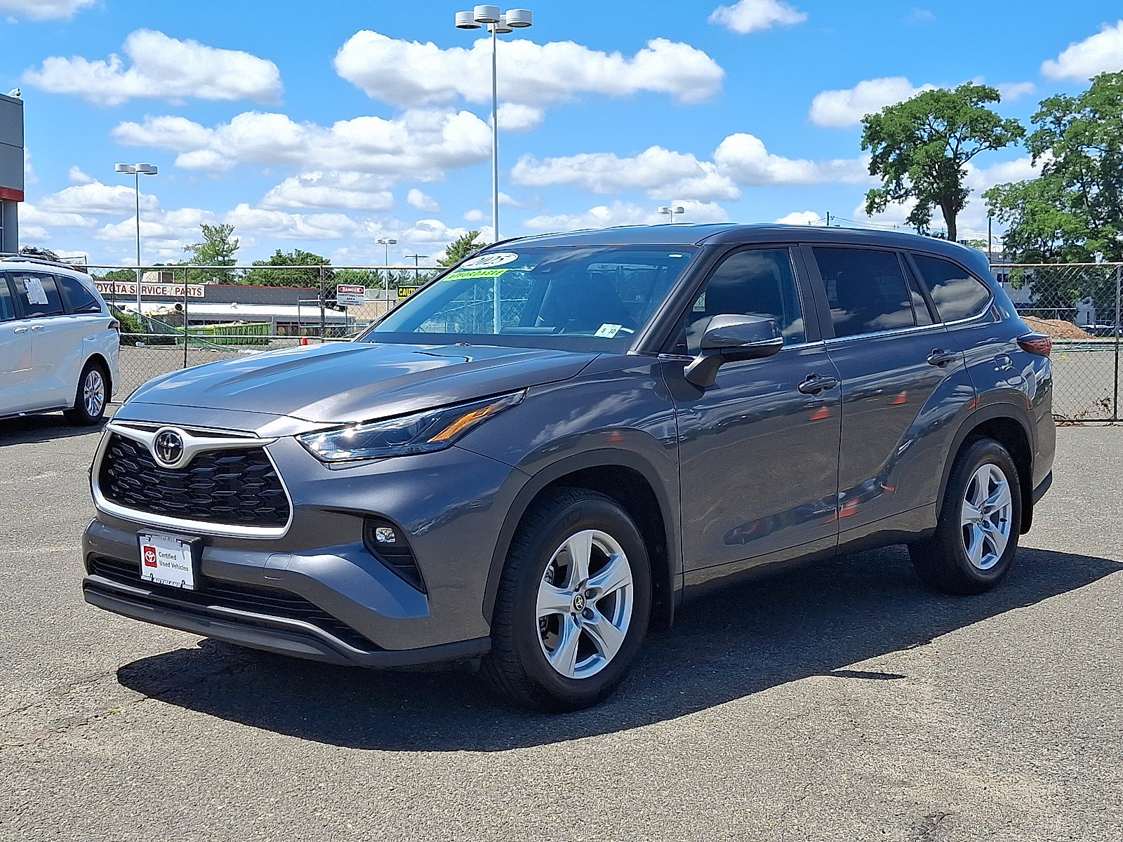 Used 2025 Toyota Highlander LE AWD/4WD image 3