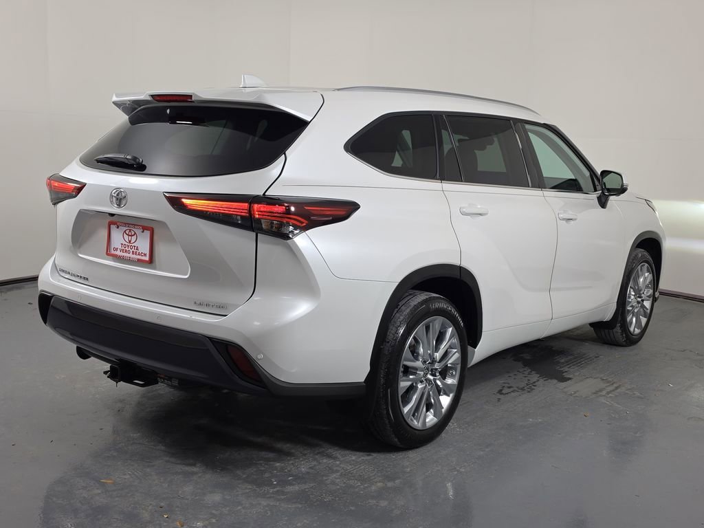 Used 2024 Toyota Highlander Limited FWD image 6
