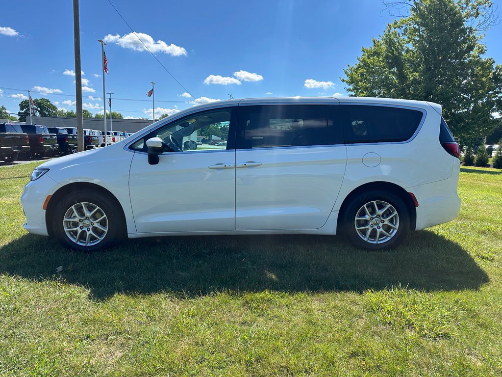 Used 2023 Chrysler Pacifica Touring-L FWD image 6