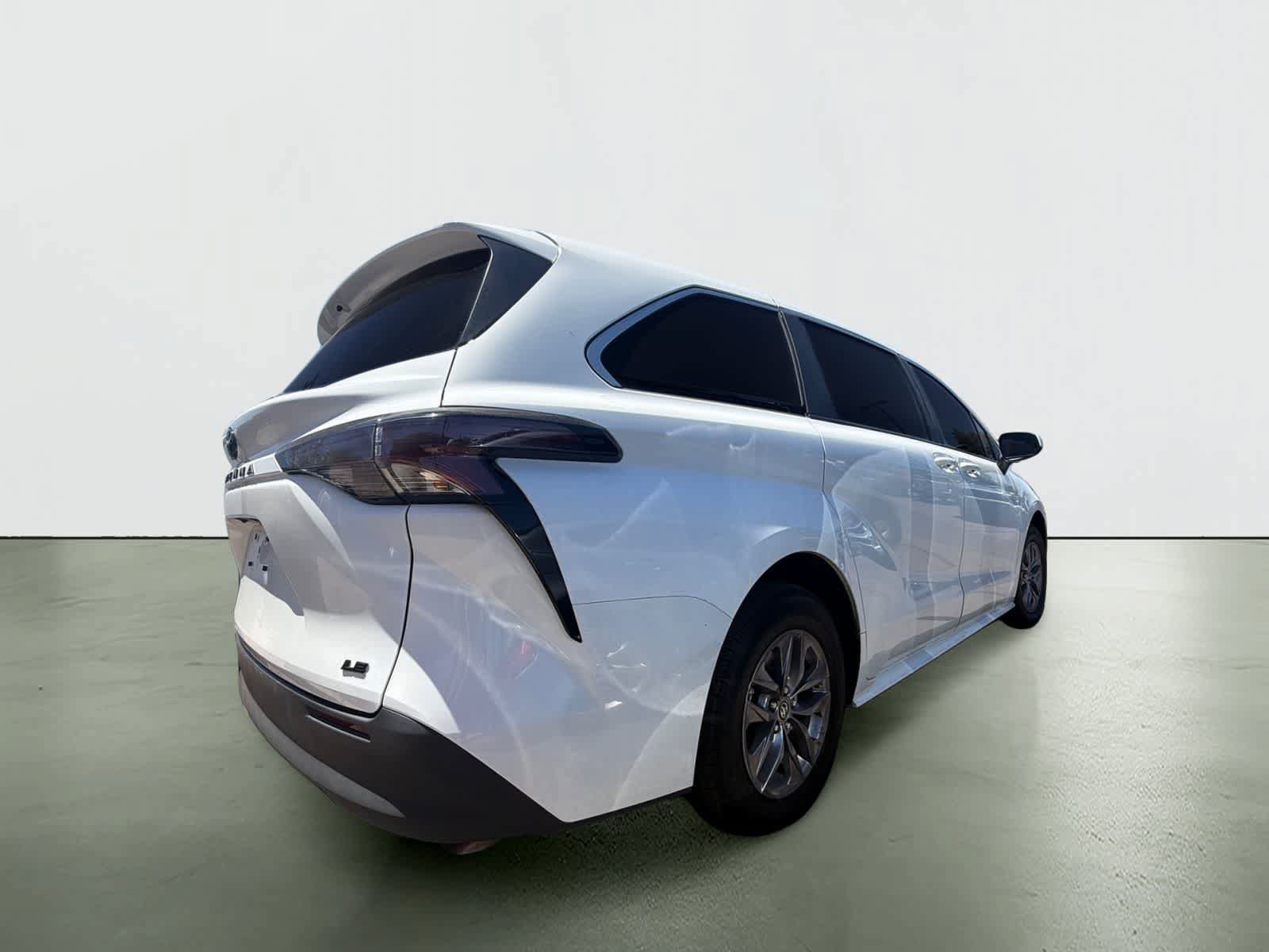 Used 2025 Toyota Sienna LE FWD image 4
