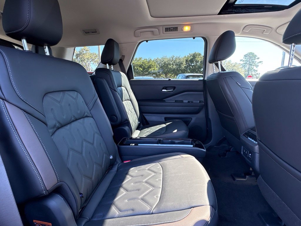 New 2026 Nissan Pathfinder Platinum FWD image 9