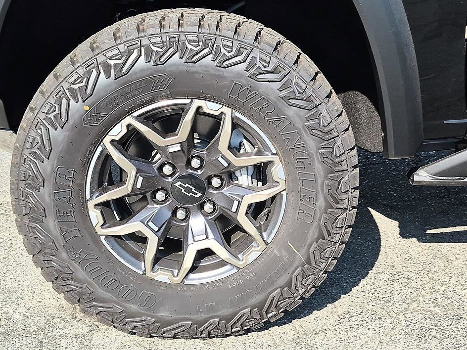 New 2026 Chevrolet Colorado ZR2 w/ Technology Package AWD/4WD image 10