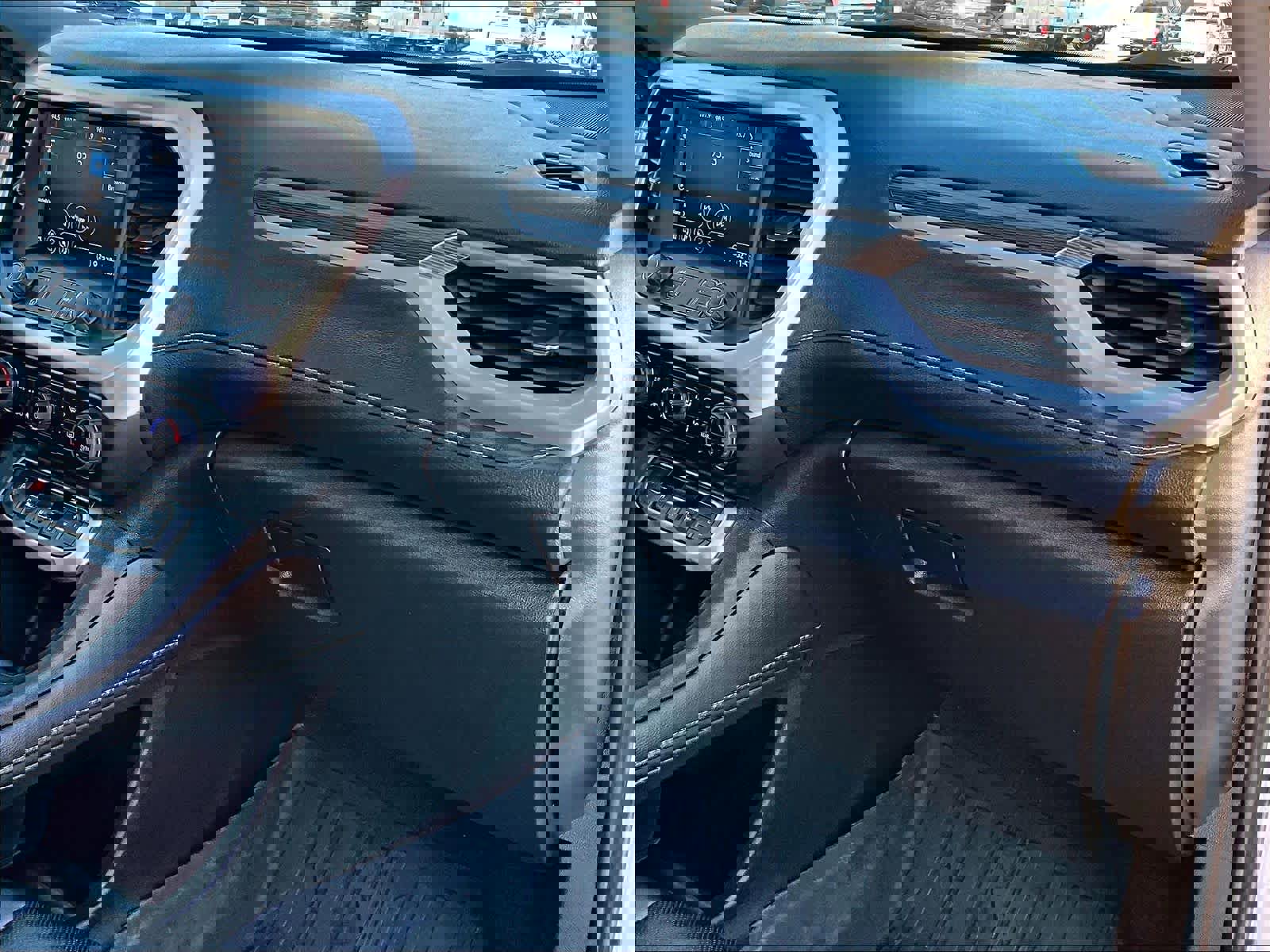 Used 2023 GMC Acadia SLT w/ Elevation Edition image 13