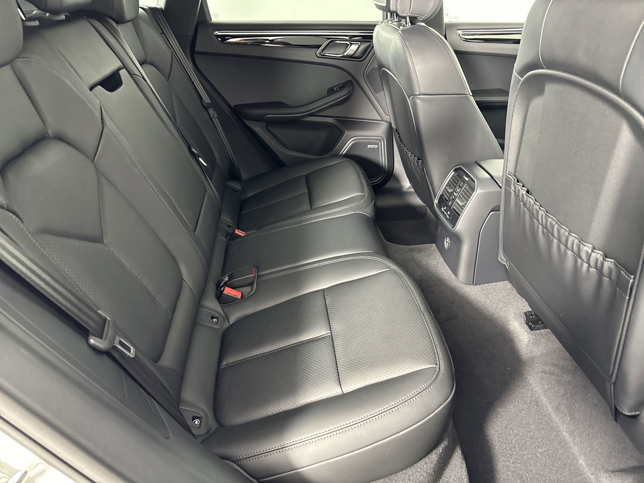 Certified 2025 Porsche Macan image 28