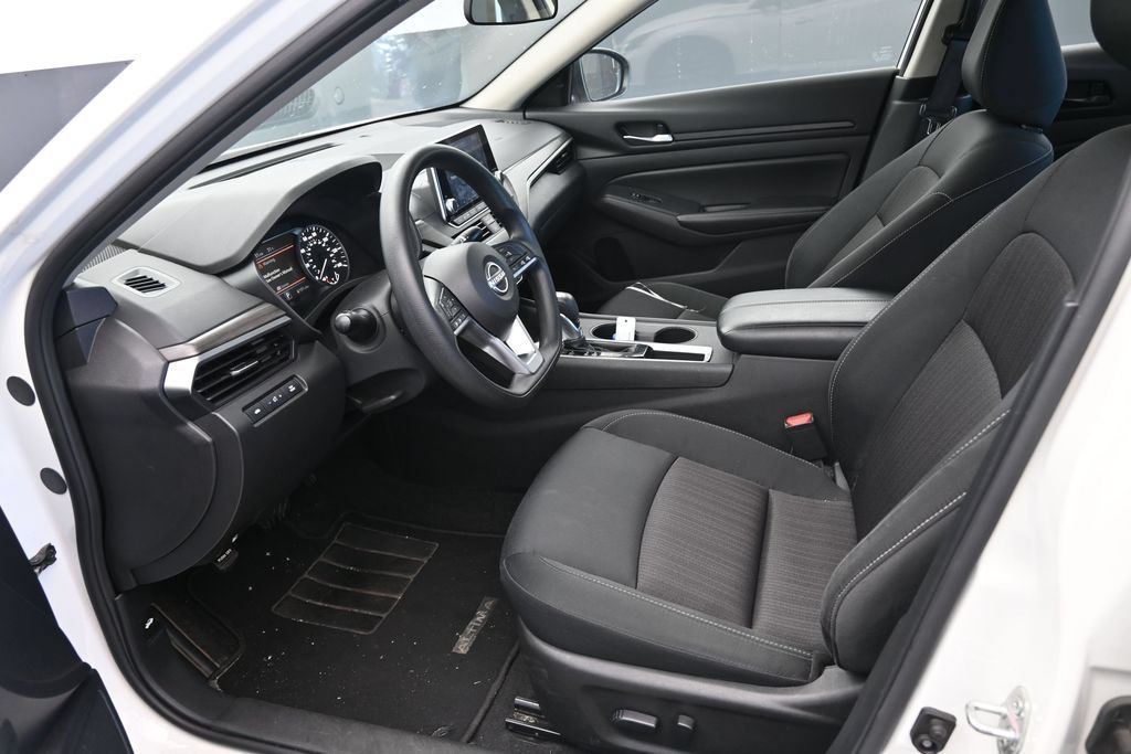 Used 2025 Nissan Altima 2.5 SV FWD image 13