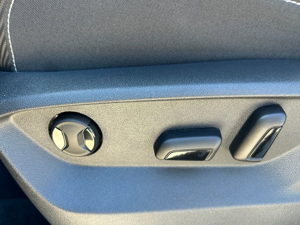 Used 2025 Volkswagen Atlas Cross Sport SE w/ Panoramic Sunroof Package image 49