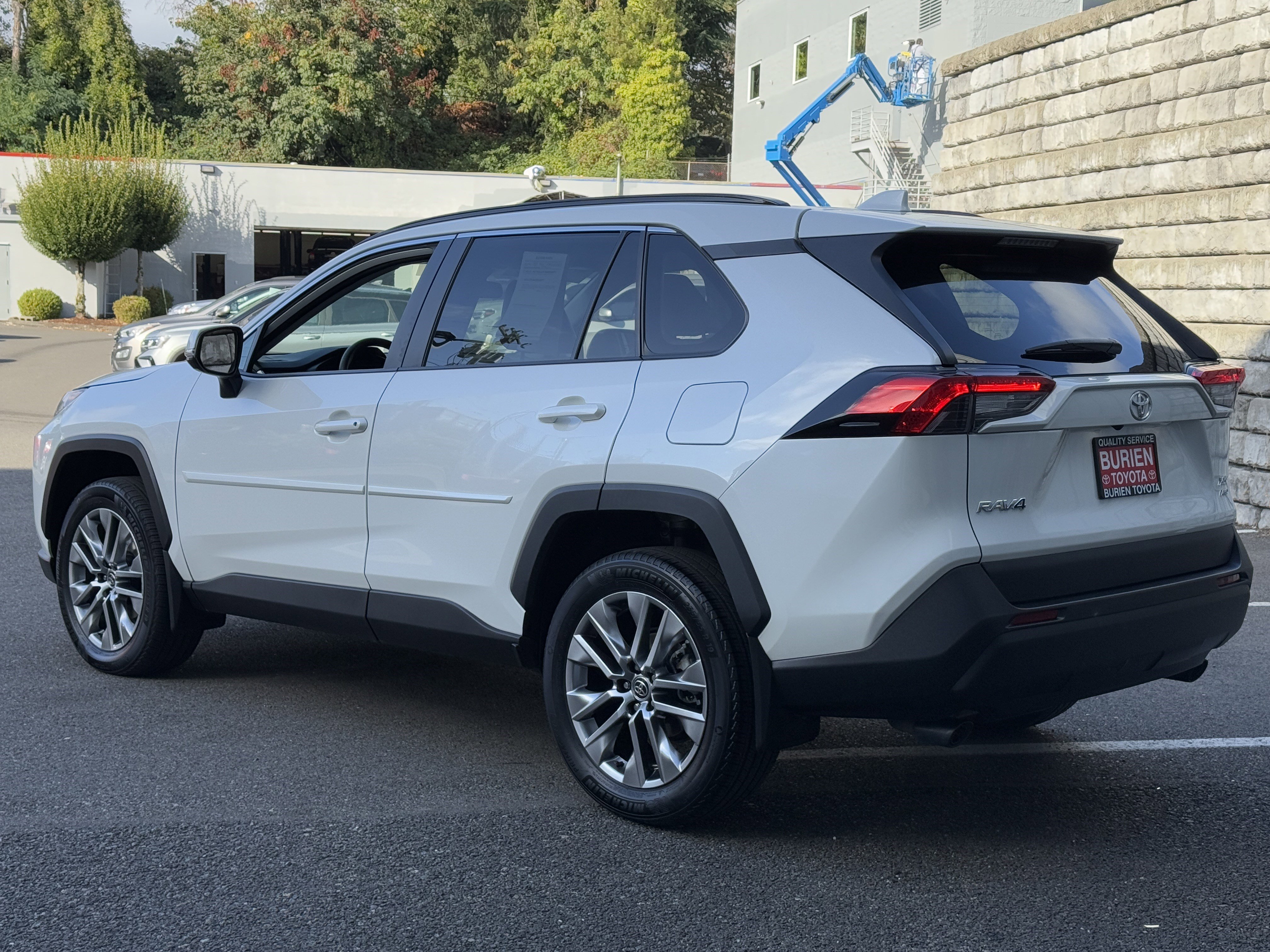 Used 2022 Toyota RAV4 XLE Premium image 3