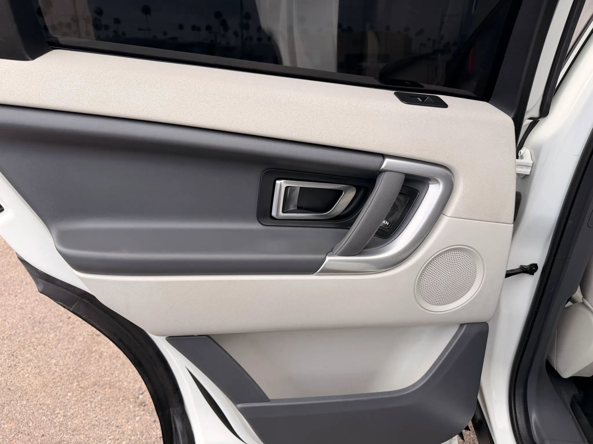 Used 2017 Land Rover Discovery Sport SE image 33