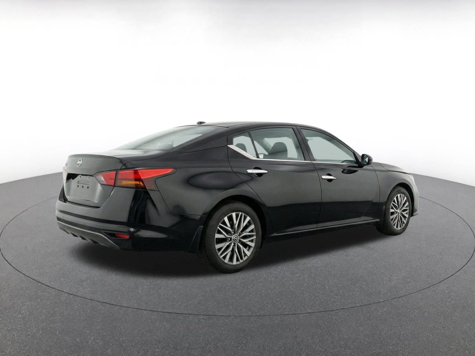 Used 2025 Nissan Altima 2.5 SV FWD image 9