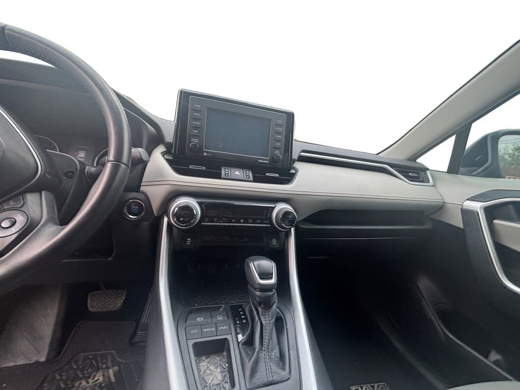 Used 2020 Toyota RAV4 XLE Premium image 11