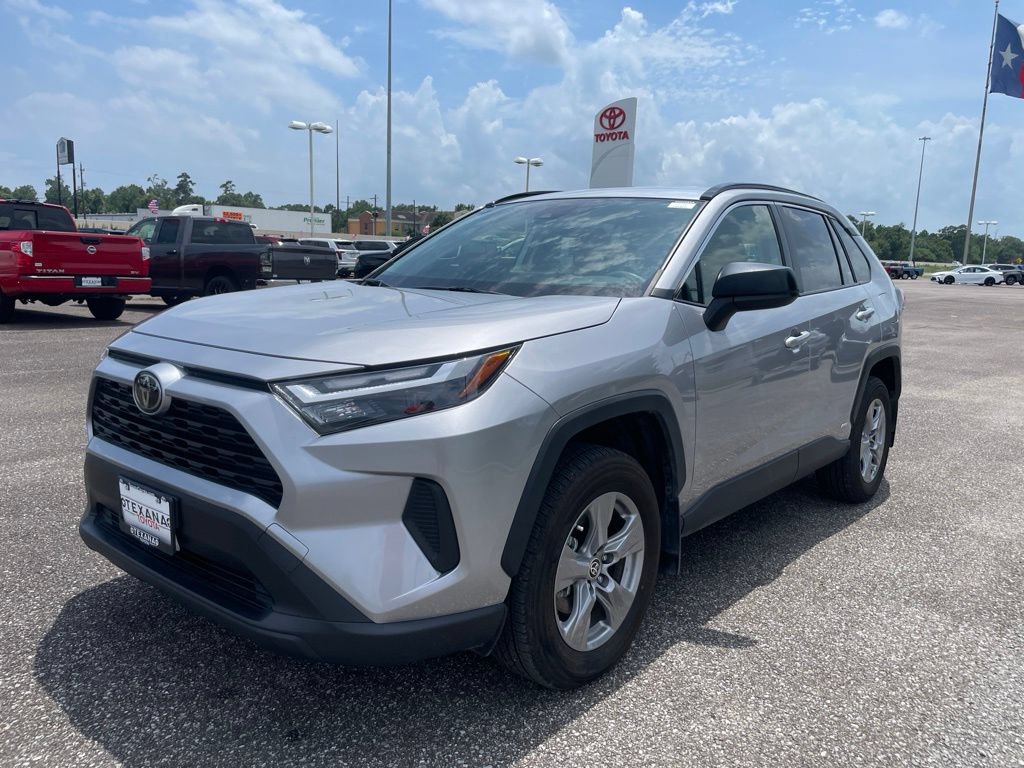 Used 2025 Toyota RAV4 LE AWD/4WD image 3