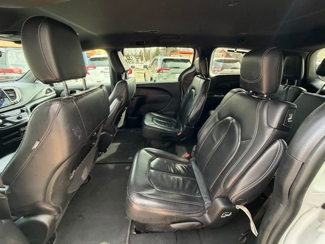 Used 2022 Chrysler Pacifica Touring-L w/ S Appearance Package FWD image 15