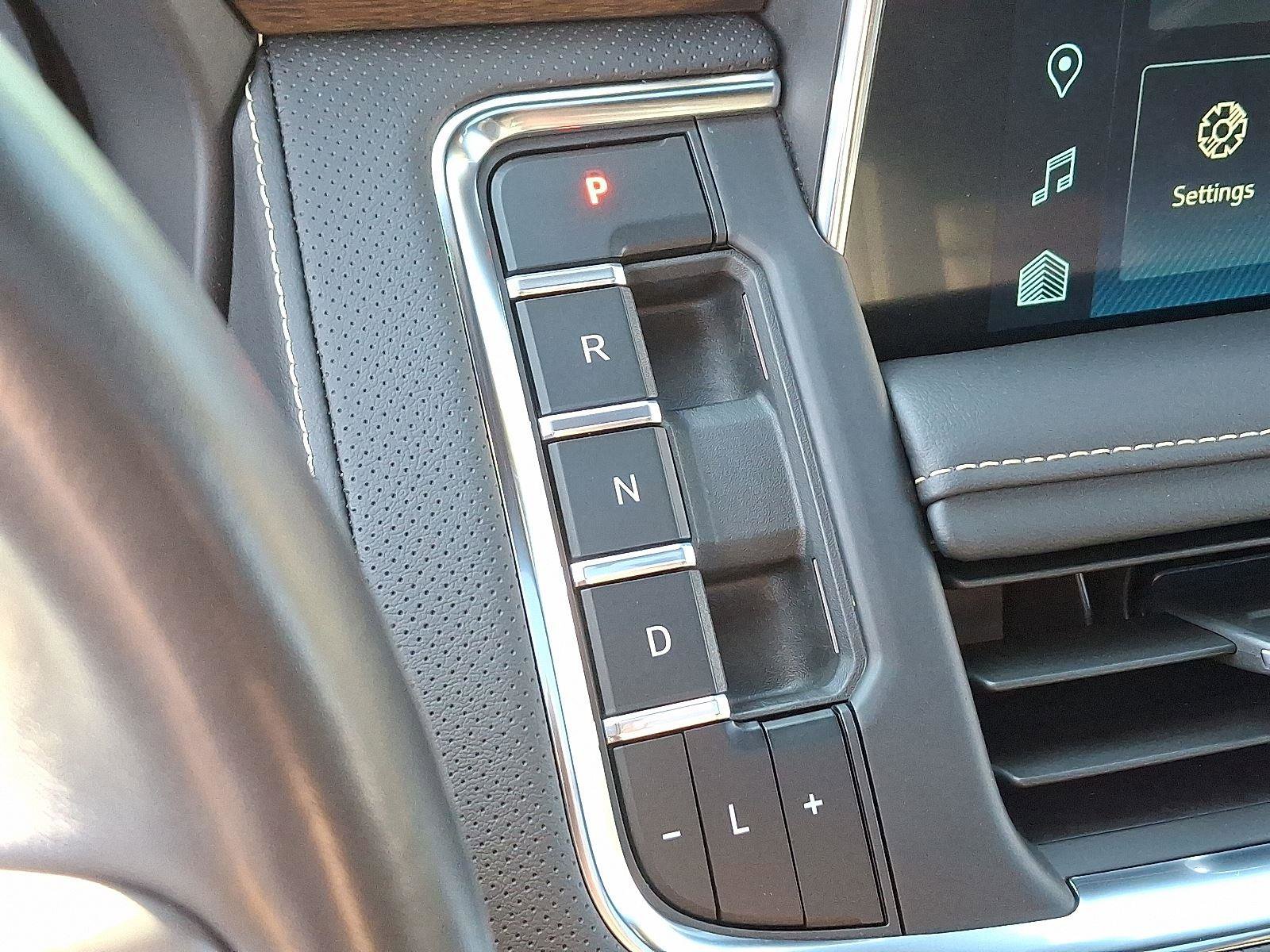 Used 2024 Chevrolet Suburban Premier w/ Advanced Technology Package image 18